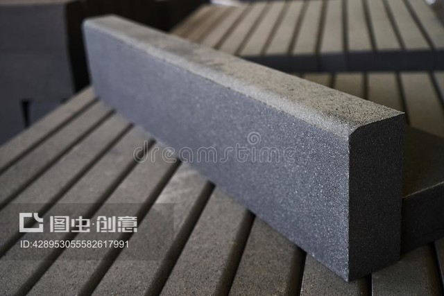 工厂的混凝土道路限制Concrete road curbs at the factory