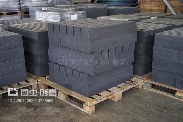 工厂的混凝土道路限制Concrete road curbs at the factory